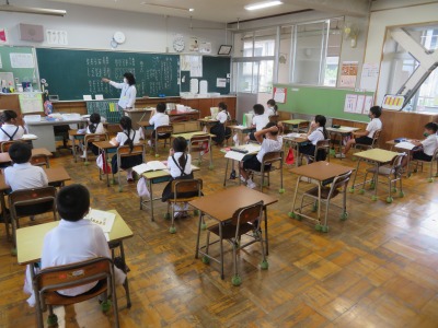 詩を楽しもうの学習をする２年２組の子どもたち