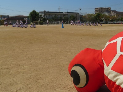 けんばんハーモニカの運指の練習をする１年１組の子どもたち