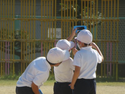 しんぶんしとなかよくなろうをする２年２組の子どもたち２