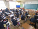 歌の学習をするなかよし１組の子ども