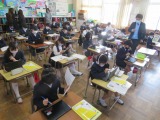 社会科の学習をする３年２組の子どもたち