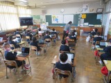 国語科の学習をする１年２組の子どもたち