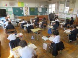 国語科の学習をする２年２組の子どもたち