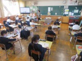 国語科の学習をする２年１組の子どもたち