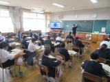 計算の決まりが分数の計算でも使えるかどうかを調べる６年２組の子どもたち