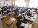 道徳の学習をする６年２組の子どもたち