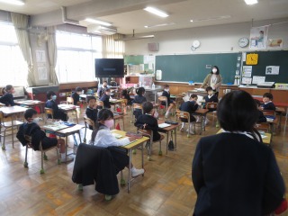 書写の学習をする６年１組の子どもたち