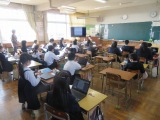 算数の学習をする４年１組の子どもたち