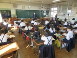 社会科の学習をする４年２組の子どもたち