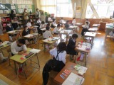 算数の学習をする２年１組の子どもたち