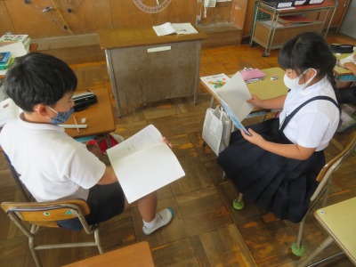 旋律づくりをする３年１組の子どもたち