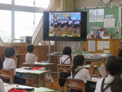 発芽の実験を準備する５年２組の子どもたち