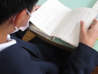 図書館で借りた本を読む６年１組の子ども