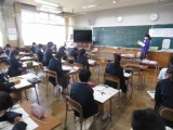 自動車ができるまでにどんな工場が関係しているかを調べて伝える５年２組の子どもたち