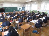 黙って借りた本を読む３年１組の子どもたち