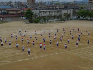 ダンスの練習をする６年生