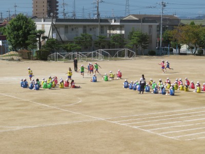 リレーの練習をする６年生