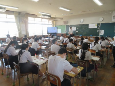 学校訪問で教育委員会の先生に学習の様子を見ていただく６年２組の子どもたち