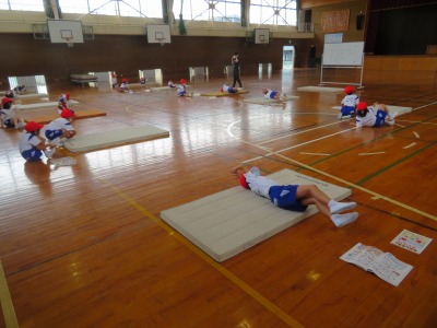 「まっとあそび」をする１年１組の子どもたち