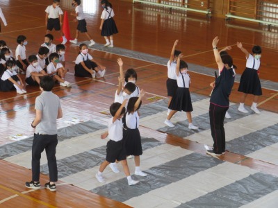 横断歩道を渡る練習をする低学年の子どもたち