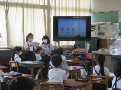 「ききたいな，ともだちの　はなし」で夏のことを伝える１年２組の子どもたち