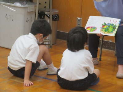 読み聞かせを聞くなかよし１組の子どもたち