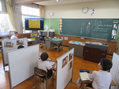 山小屋で三日間過ごすための計画を立てるなかよし４組の子どもたち