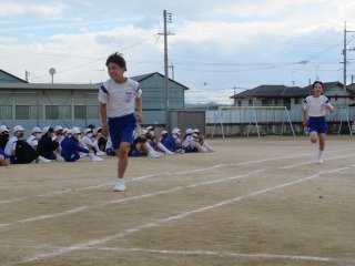 プログラミング学習をする５年２組の子どもたち