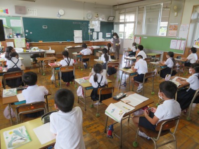 ことばあそびで「あいうえお」作文を作る２年２組の子どもたち