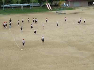 お楽しみ会で「Tボール」をする５年１組の子どもたち