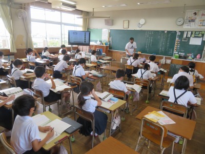 一匹のセミにありがとうで道徳の学習をする４年１組の子どもたち