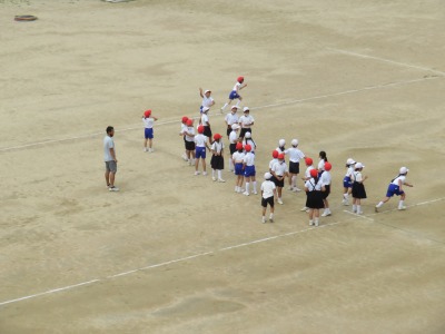 お楽しみ会をする４年２組の子どもたち