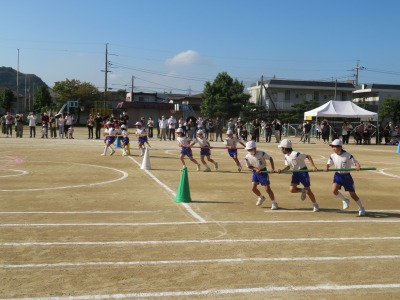 亀島山のまわりには何があるかを調べる３年２組の子どもたち