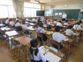 角度の学習を教頭先生とする４年１組の子どもたち