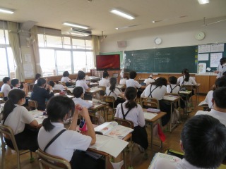 臓器の働きを学習し，臓器の働きのビデオを見る６年１組の子どもたち