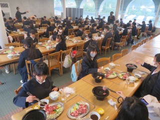 ジンギスカン鍋を食べる子どもたち