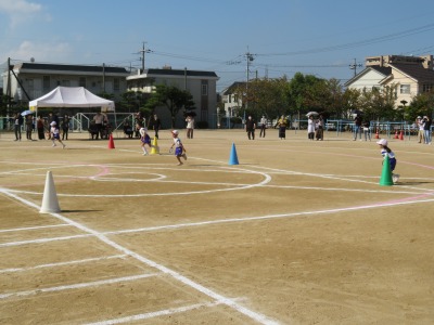 折り返しリレーをする２年生