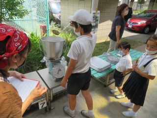 給食の残量調査をする子どもたち