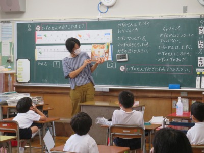 司書の先生の読み聞かせを聞く１年２組の子どもたち