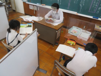 ごんぎつねを音読するなかよし３組の子どもたち