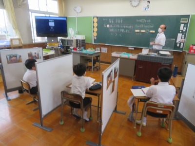 等号，不等号の学習をするなかよし４組の子どもたち