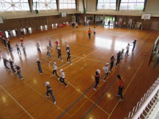 体育館でダンスの練習をする６年生