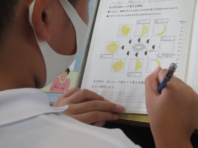 月の形を調べる６年１組の子ども