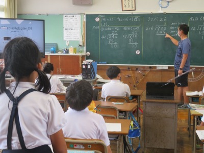 わり算のひっ算の仕方を説明する４年２組の子ども