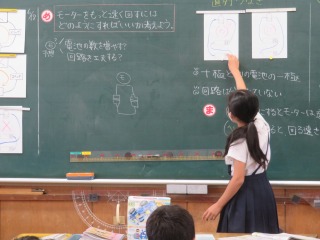 直列つなぎか並列つなぎかを考えて説明する４年１組の子ども