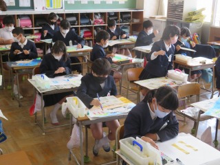 わたしのおすすめを絵にかきあらわす５年２組の子どもたち