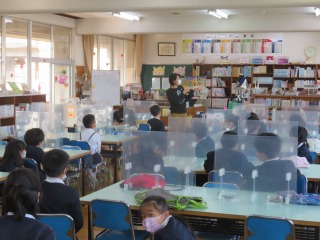 図書館の先生の読み聞かせを聞く４年１組の子どもたち