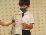 人権標語を発表する２年２組の児童