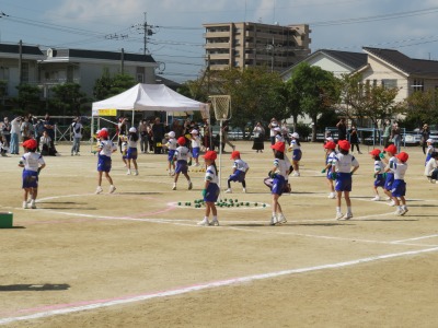 ダンスと玉入れをする１年生