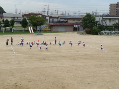 しっぽとりおにをする１年１組の子どもたち